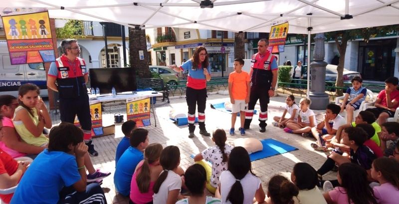 La campaña de Primeros Auxilios y RCP ‘Los niños y las niñas de Huelva salvan vidas’ se estrenó en la provincia formando a 400 niños de Lepe