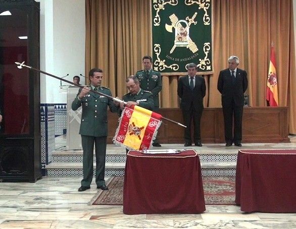 La Guardia Civil recibe una copia de una bandera histórica