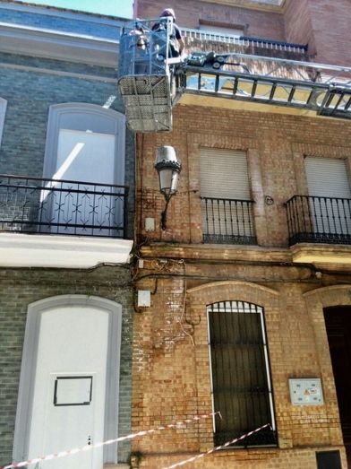 Inhabilitan la puerta trasera del colegio Santo Ángel hasta que se repare la fachada del edificio de enfrente
