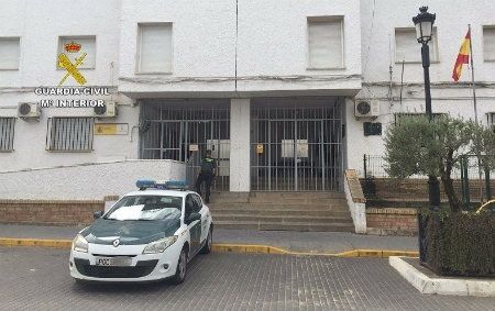 Dos agentes impiden que se asfixie un varón que había sufrido un ataque epiléptico en plena calle en Almonte