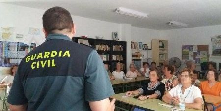 Detenido por robarle el bolso de un tirón a una mujer de 70 años en Almonte y arrastrarla varios metros