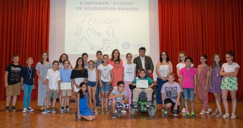El Ayuntamiento y la corporación infantil rinden homenaje a ocho menores ejemplares de la capital