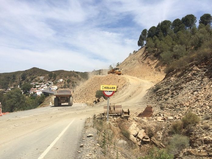 Continúan 'a buen ritmo' las obras en el talud de la carretera que une El Granado con el Puente del Chanza