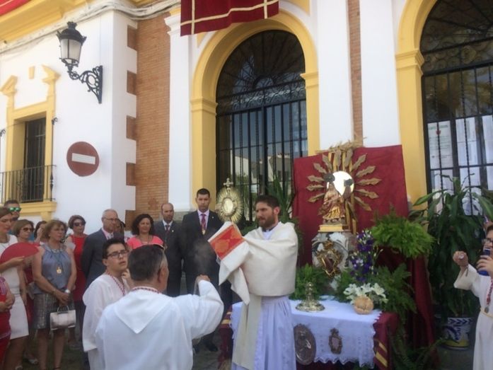 Valverde del Camino se echa a la calle para disfrutar de la procesión del Corpus Christi