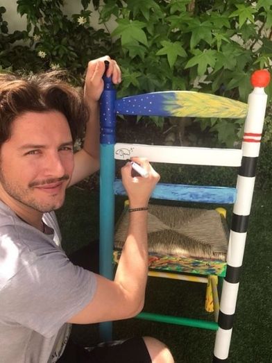 Manuel Carrasco participa en la campaña ‘Tu silla, su refugio’