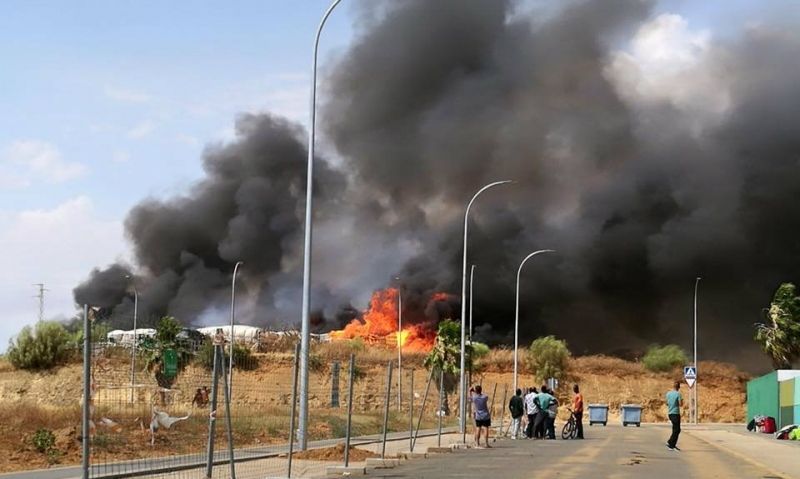 Vuelve a arder el asentamiento chabolista junto al cementerio de Lepe