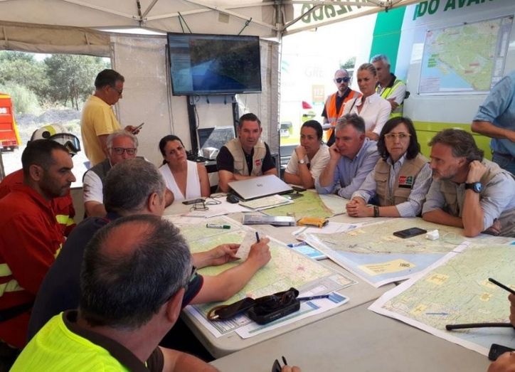 La evolución del incendio es 'muy favorable' y ya no hay frentes 'sino un perímetro consolidado'
