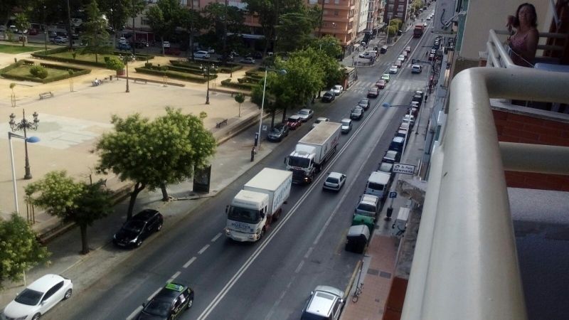 Las autoescuelas onubenses salen a la calle al grito de 'Basta ya' para quejarse de la precariedad en los exámenes