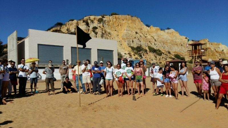 Un centenar de personas protesta contra el chiringuito permanente construido en la playa del Parador de Mazagón