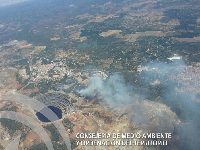 Declarado un incendio forestal en un paraje de Riotinto que moviliza a once medios aéreos