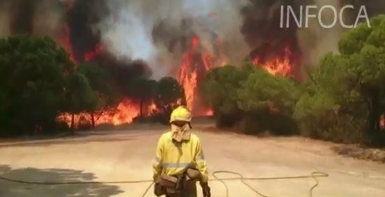 El incendio de Riotinto obliga a desalojar la piscina y algunas viviendas próximas al colegio de El Campillo