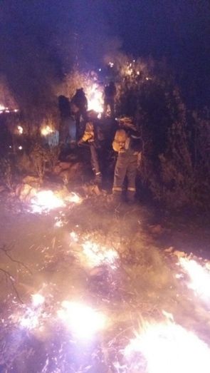 Una espesa nube de humo impide a los 23 medios aéreos dispuestos en la zona incorporarse al incendio de Riotinto