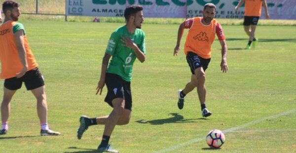 El Córdoba amplía hasta 2020 el contrato del delantero onubense Alberto Quiles y lo sube al primer equipo