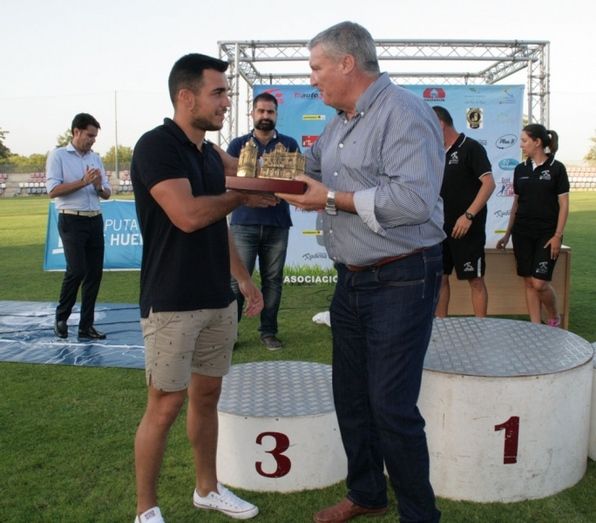 Reconocimiento municipal a Joselu en la clausura del Campus de Porteros de Cartaya