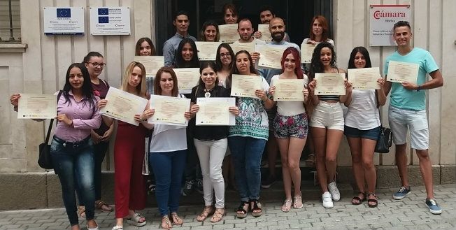 Un total de 20 jóvenes formados en la Cámara de Comercio de Huelva reciben sus diplomas