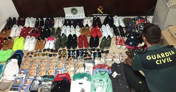 Intervienen 179 prendas de vestir y accesorios falsificados en Punta Umbría