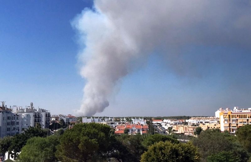 Setenta bomberos forestales y 14 aeronaves trabajan en la extinción de un incendio en Gibraleón