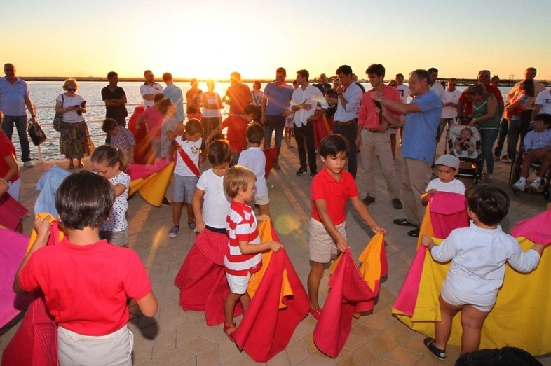 Toreo para niños en el paseo de la ría