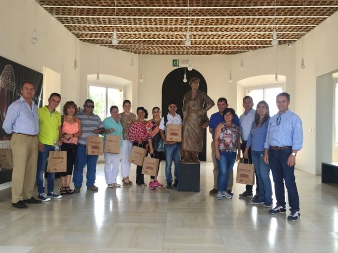 Empresarios de Colombia experimentan el turismo de los sectores productivos en las Rutas del Vino y el Jabugo