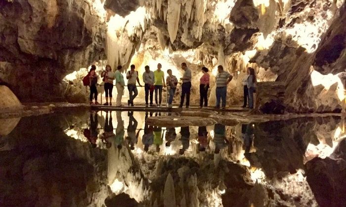 Empresarios de Colombia experimentan el turismo de los sectores productivos en las Rutas del Vino y el Jabugo