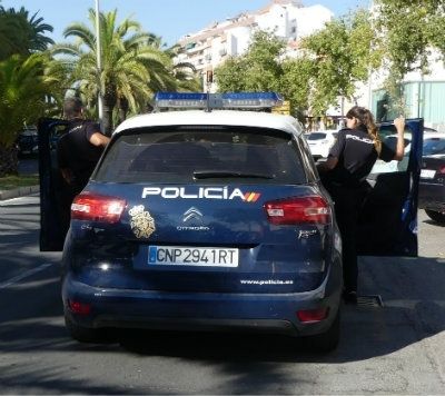 Detienen a dos personas por golpear con una botella de cerveza a la propietaria de una tienda y sustraerle mil euros