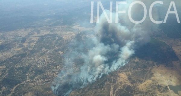 Un total de 153 bomberos y 18 medios aéreos tratan de sofocar un incendio forestal declarado en Santa Olalla del Cala