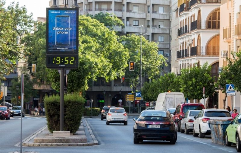 El Ayuntamiento renueva y amplía la red de relojes-termómetro de la capital