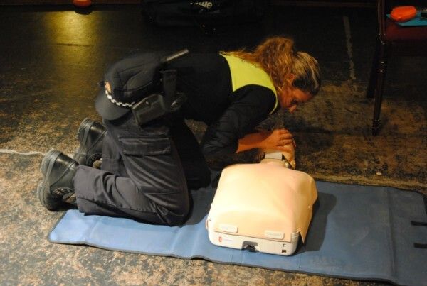El Ayuntamiento de San Juan ofrece un curso para aprender a usar los desfibriladores