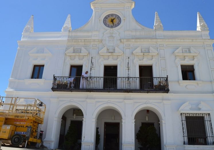 El Ayuntamiento inicia una campaña de adecentamiento de edificios públicos