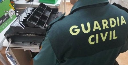 Roba a punta de navaja la caja registradora de una farmacia en Nerva y le detienen cuando estaba intentando abrirla a golpes