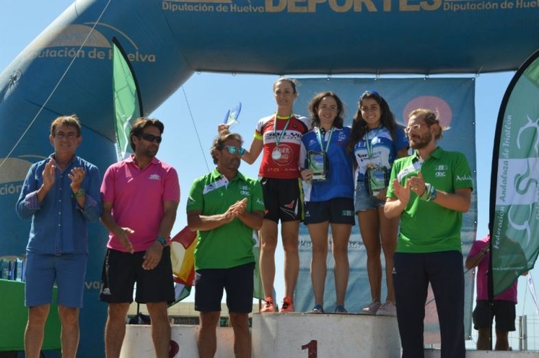 Camilo Puertas y Ana Cruz, campeones del Triatlón de Punta Umbría