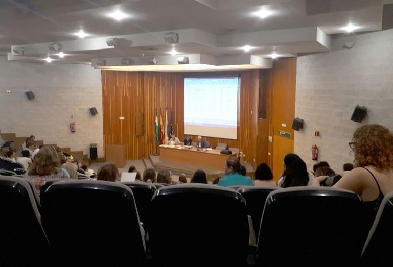 Los hospitales Infanta Elena y Juan Ramón Jiménez completan el proceso de reordenación de 630 profesionales