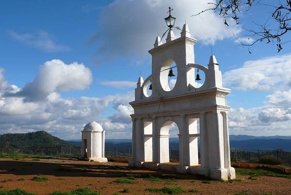 La Junta destaca el potencial de la Peña Arias Montano y estudia varios proyectos para la zona
