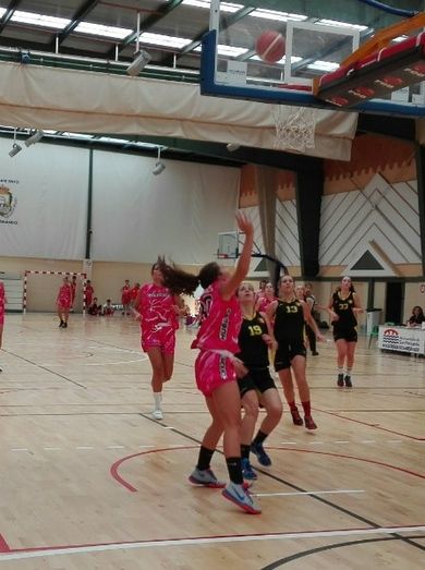 Victoria y liderato del Conquero para comenzar (53-69)
