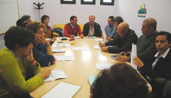 El Ayuntamiento de San Juan se reúne con padres y directores para poner solución al absentismo escolar