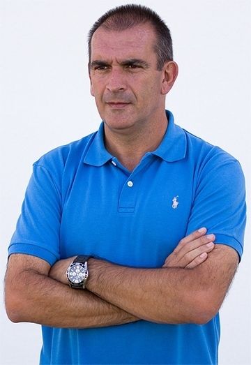 Tarjeta verde al técnico Nardy Lafuente (Huelva Balompié) por llevar a un jugador rival lesionado en brazos a su vestuario