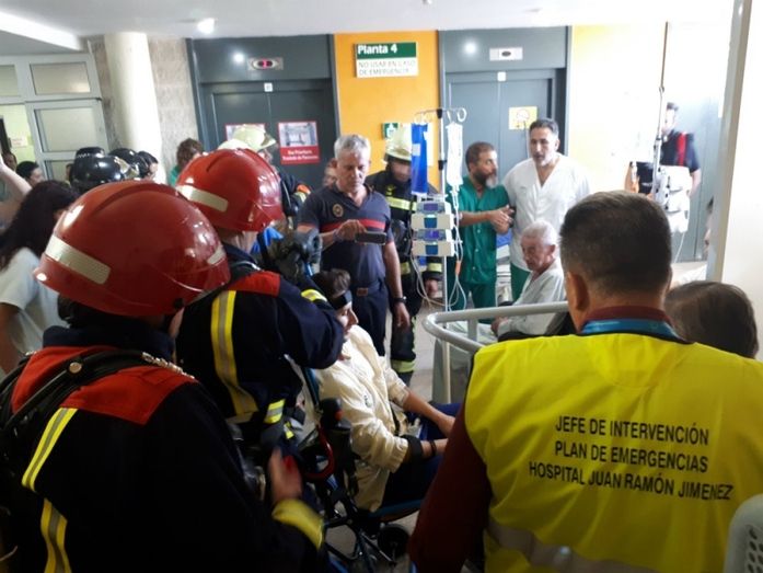 El Hospital Juan Ramón Jiménez evacua a pacientes, familiares y profesionales en un doble simulacro de incendio