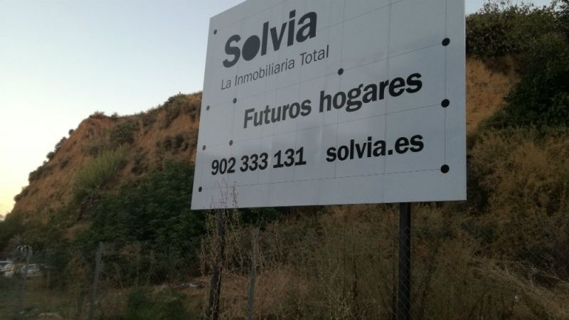 Mesa de la Ría considera una provocación la colocación de un cartel de una inmobiliaria en el cabezo de Mundaka