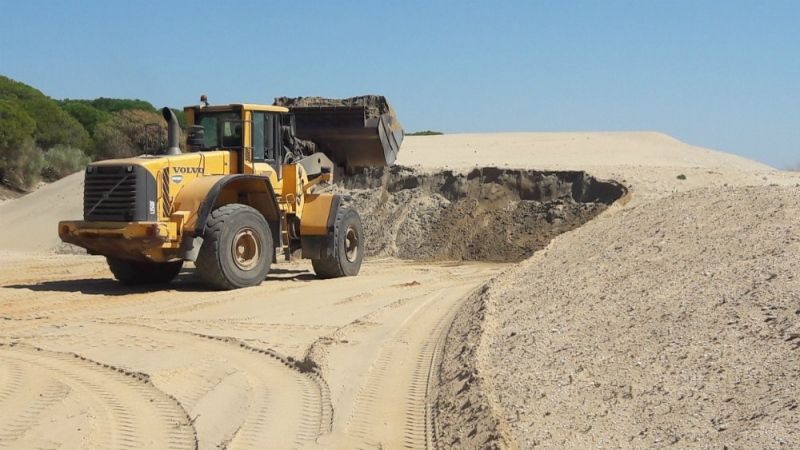 Grávalos destaca el trabajo de Costas para que la arena del dragado de la ría de Punta Umbría se aproveche para regenerar playas