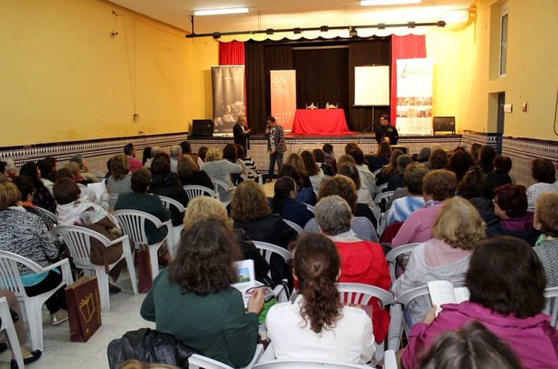 El escritor Hipólito G. Navarro participa en el IV Encuentro de la Red Provincial de Clubes de Lectura