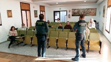 La Guardia Civil de Aracena da consejos a los propietarios de castañares para evitar los robos