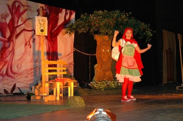 El Ayuntamiento inicia la temporada de teatro escolar con 'El diario de Ana Frank' y 'Caperucita roja'