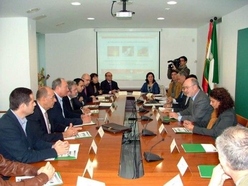 La Junta de Andalucía se reúne con representantes de AIQB para fomentar el ahorro energético
