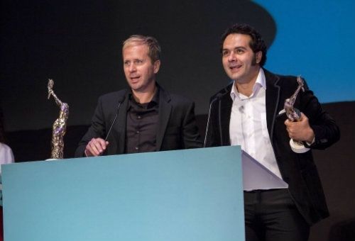 Alberto López y Alfonso Sánchez recogen los Premios Luz del Festival de Cine ante un Palacio de Congresos puesto en pie