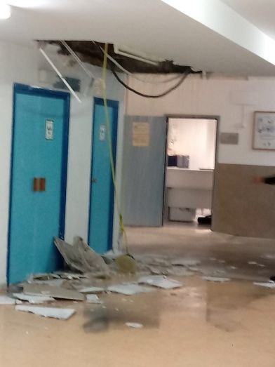 Se desprende parte del techo de la unidad de rayos del Hospital Infanta Elena