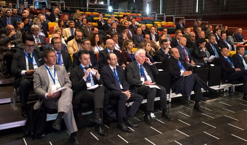 Más de cien profesionales del petróleo y el gas conocen las tendencias del mercado de graneles líquidos