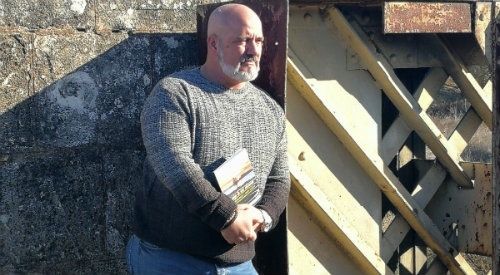 La catarsis emocional de Juanma España en un poemario que ayudará a la lucha contra el cáncer de mama