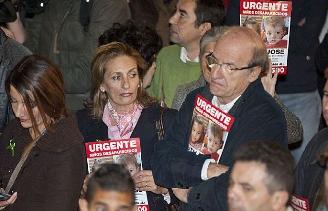 Medio millar de personas se concentra 'con la esperanza de que los niños aparezcan'