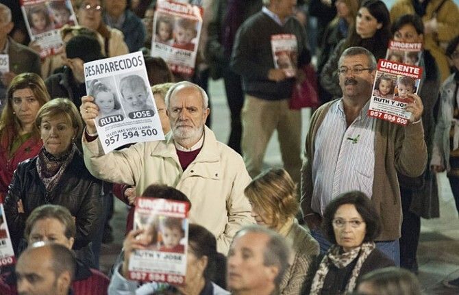 Medio millar de personas se concentra 'con la esperanza de que los niños aparezcan'