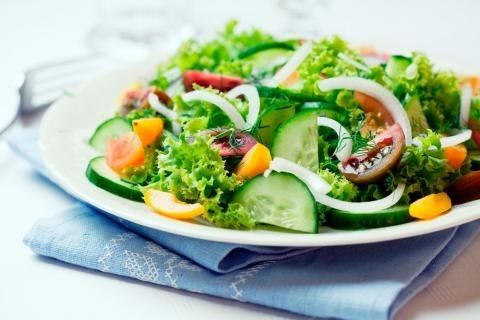 ¿Es malo cenar ensalada?